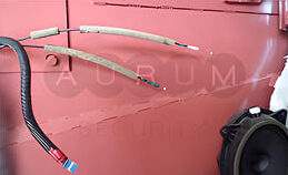 Кілька пластин, закріплених болтами та точковим зварюванням