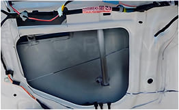 Кілька пластин броньової сталі всередині дверей